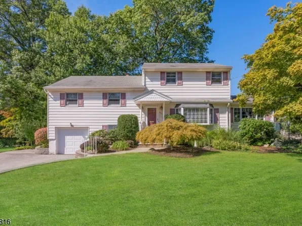 667 Bruce Dr, Paramus Boro, NJ 07652