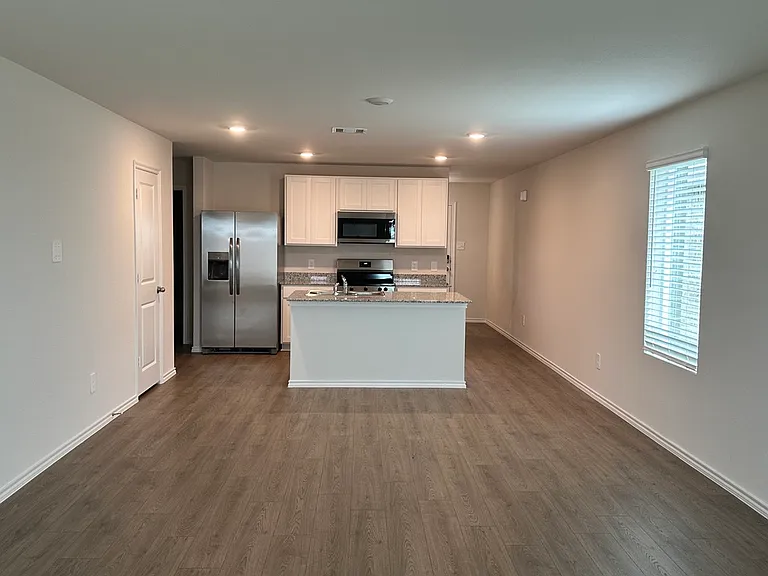 3520 Bridgeport Dr — Photo 2