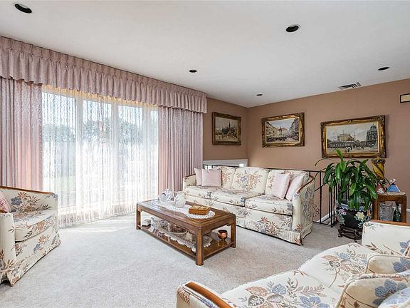 5th image of 255 Parkway Dr