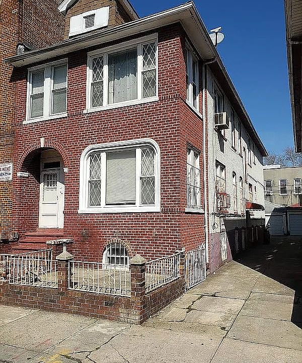 1st image of 135 E 92nd St