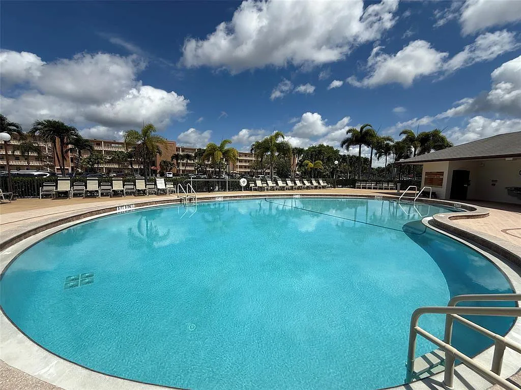 2 bed, 1.5 bath, 840 sqft, $1,550 — Photo 2