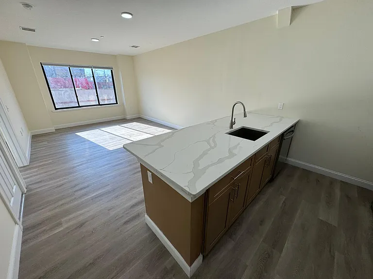 668 Communipaw — Photo 13