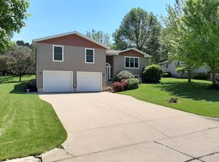 330 N Pine St, Monticello, IA 52310