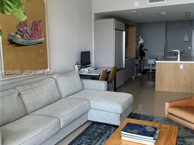 460 NE 28th St #CU-803 — Photo 1