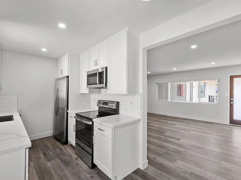17405 Van Ness — Photo 1