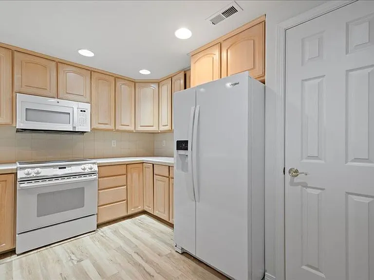 300 Col Point Dr #C-201 — Photo 11