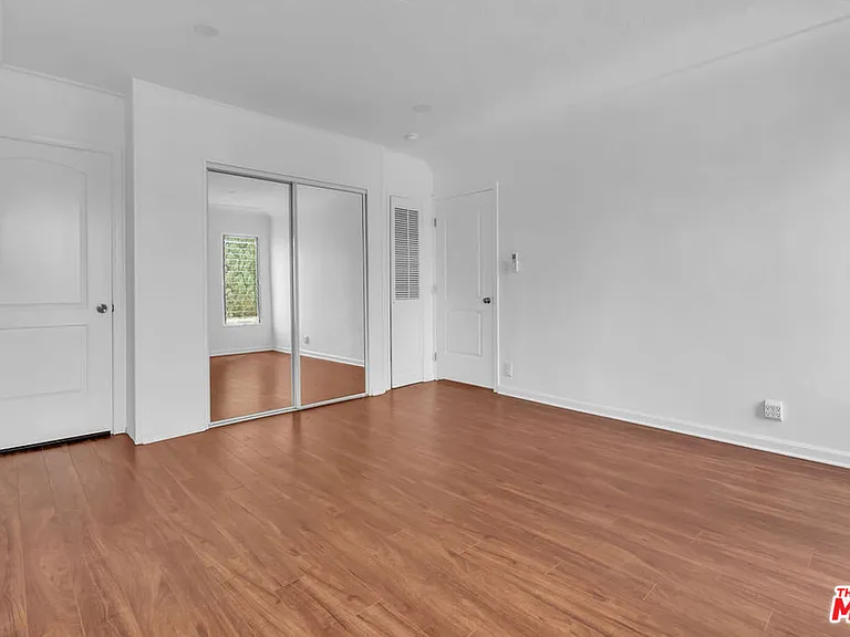 8300 Blackburn Ave — Photo 17