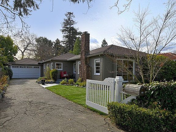 2nd image of 262 E Oakwood Blvd
