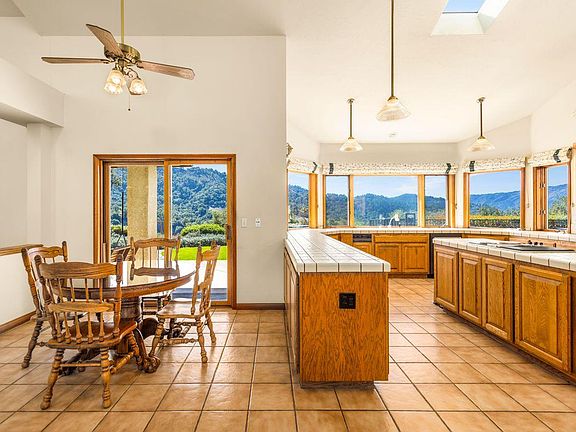 4th image of 700 Thomas St