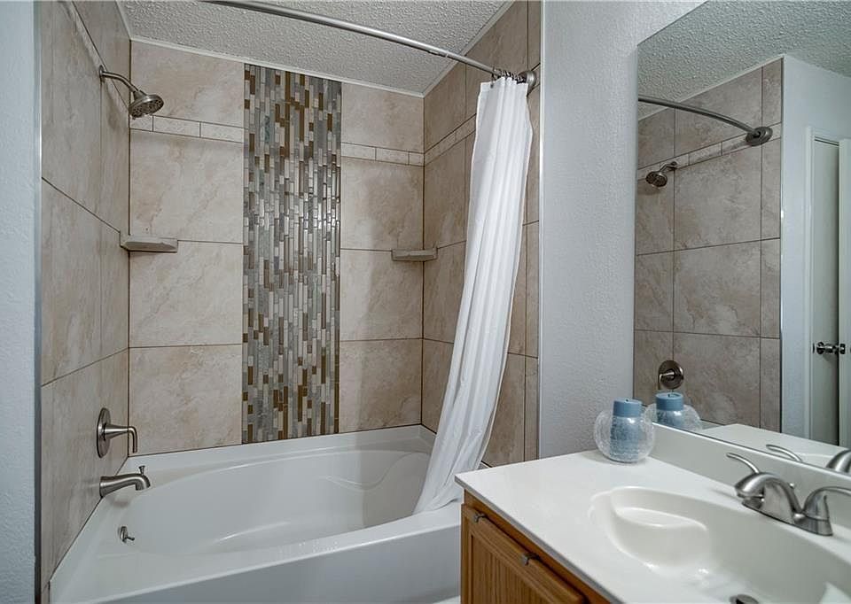 2nd image of 2413 Kelton St