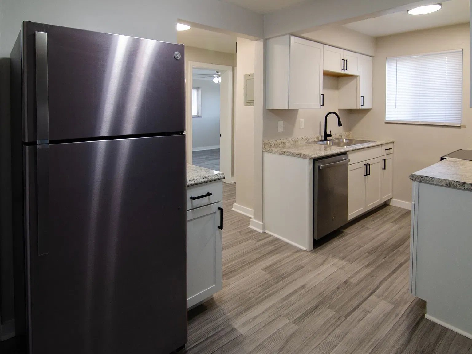 Newly Upgraded Apartments -The Courtyard at Park Hills, Minutes from Downtown — Photo 4