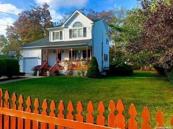 105 Parkview Drive, Shirley, NY 11967