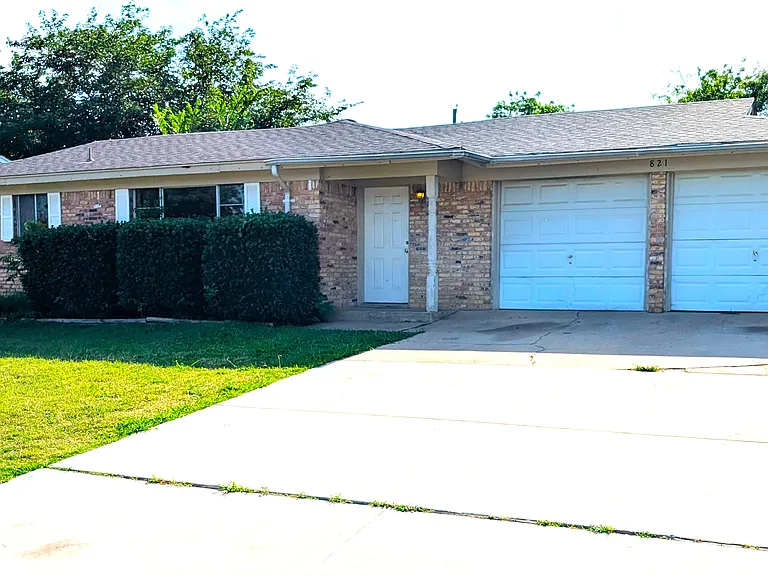 821 Gregory Ave — Photo 1