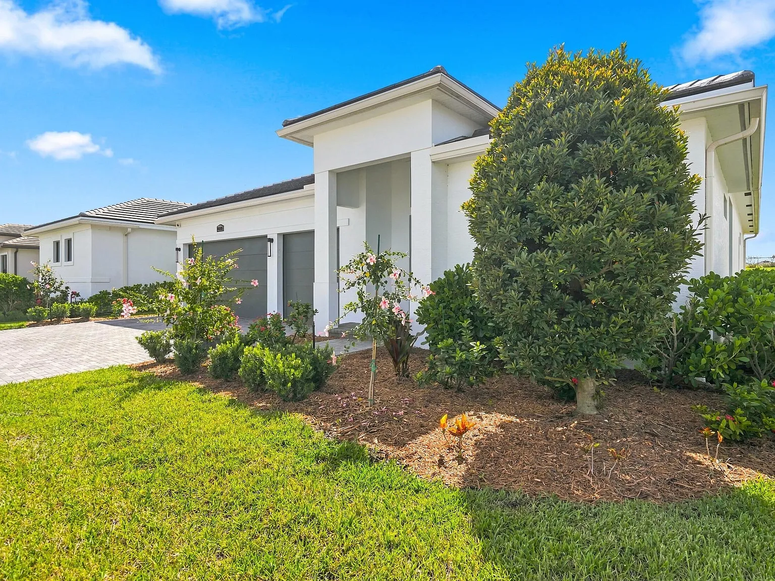 3 bed, 3.0 bath, 2490 sqft, $4,700 — Photo 3