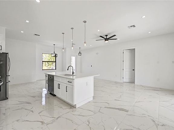 4th image of 805 W 11th ST