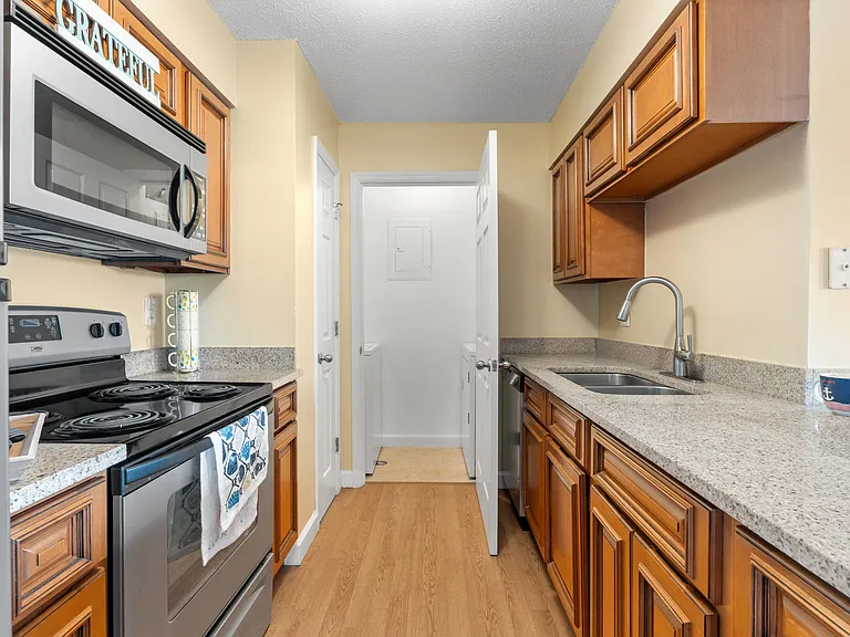 The Pawn - 1 Bed / 1 Bath - 631-661 Sq.Ft.