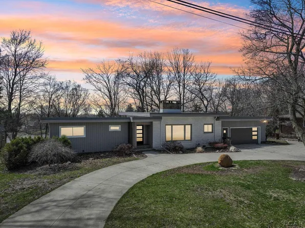 8 Lakeridge Dr, Adrian, MI 49221