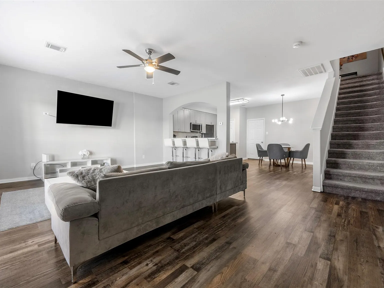 3 bed, 2.5 bath, 1955 sqft, $2,200 — Photo 4
