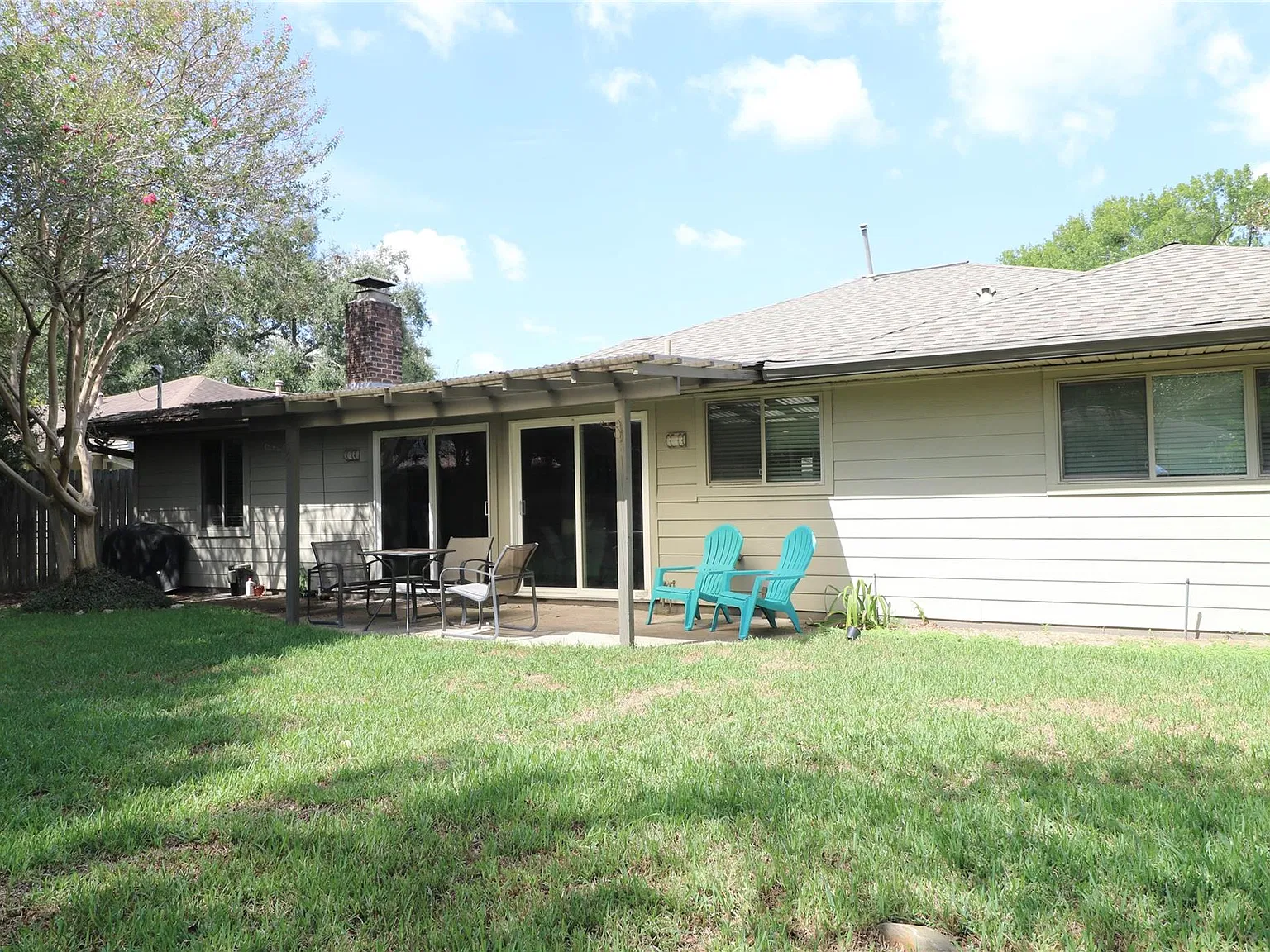 4 bed, 3.0 bath, 1902 sqft, $2,975 — Photo 2