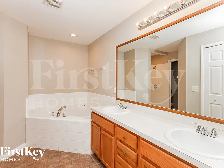 4105 NE 10th Ave — Photo 8