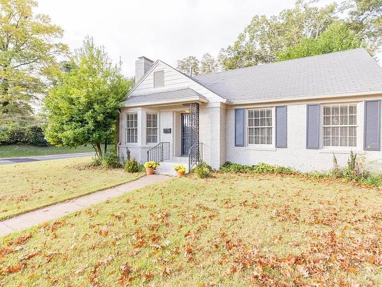 380 Holmes Cir — Photo 2