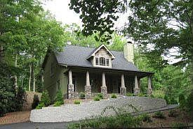 4th image of 444 Laurel Ln