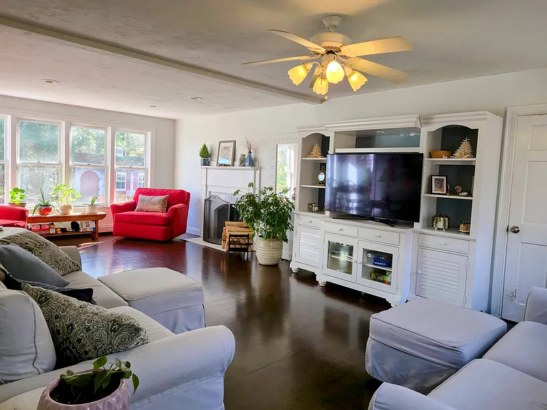 20 Hirsch Rd — Photo 5