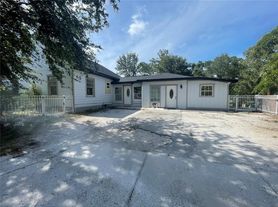 1339 13th St W, Bradenton, FL