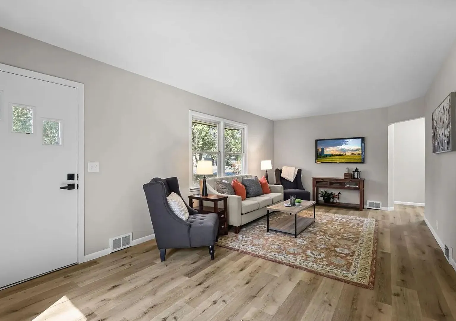 Spacious *4Bed*2 Bath over 1595 Sq Ft. Great location Avail NOW! — Photo 4