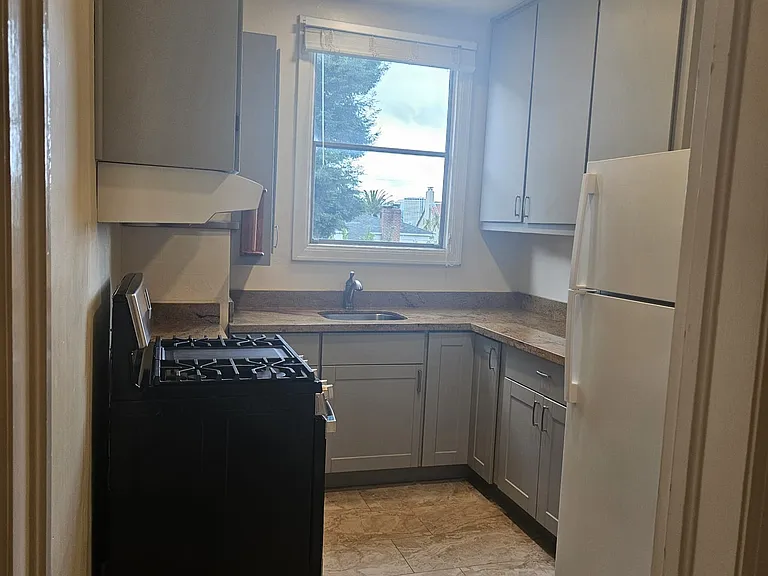 1021 Warfield Ave #5 — Photo 13