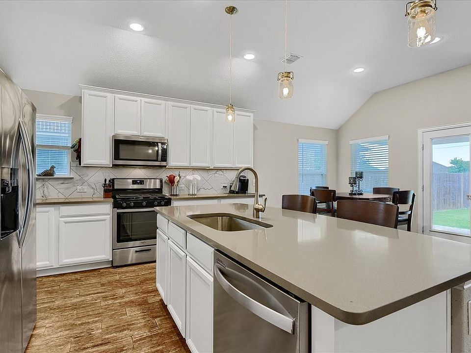 1st image of 2820 Redbud Ln
