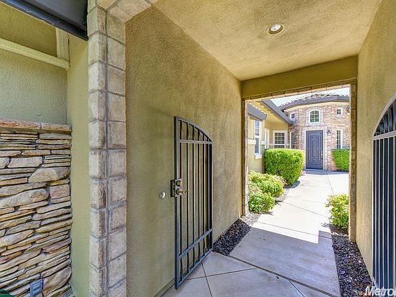 2nd image of 802 Royal Troon Pl