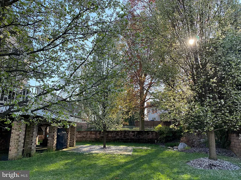 2138 Patrick Henry Dr — Photo 41