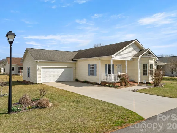 403 Sassafras Dr, Hendersonville, NC 28739