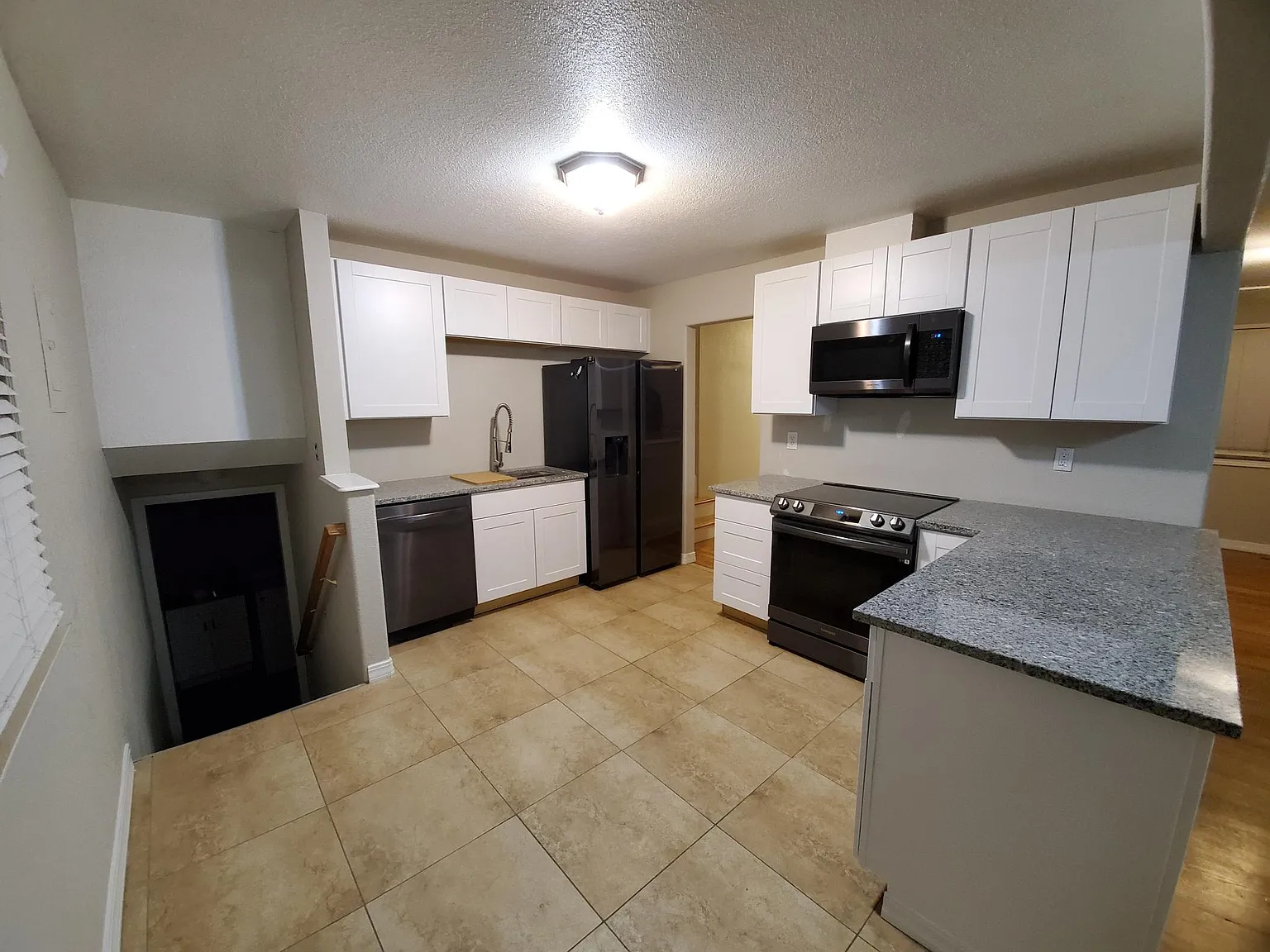 4 bed, 2.5 bath, 1840 sqft, $2,200 — Photo 3