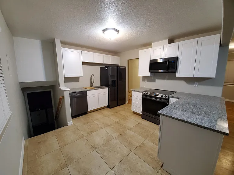 924 Ellston St — Photo 3