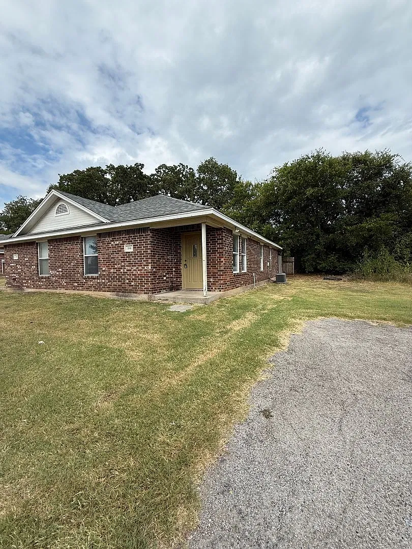 Newly Renovated - 3/2 - Fenced Yard - Lawn Care Included!! — Photo 1