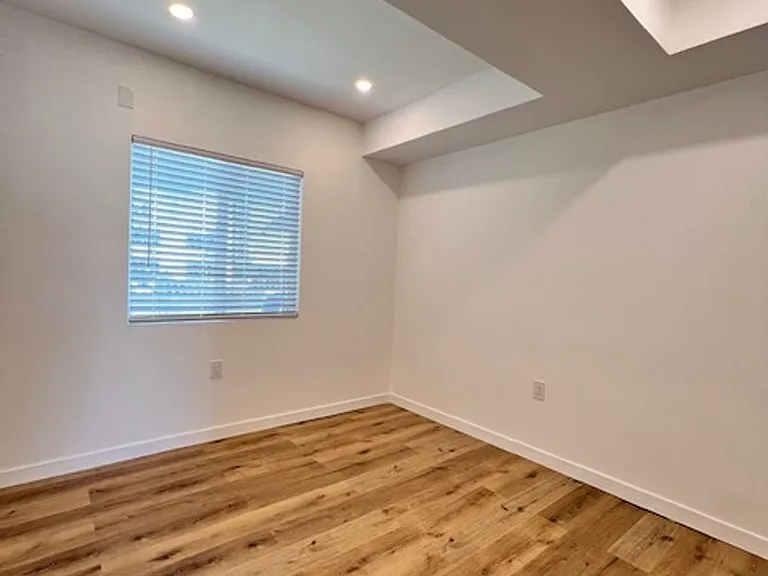 140 W Hyde Park Blvd — Photo 10