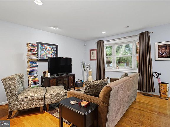 4th image of 308 W 19th St