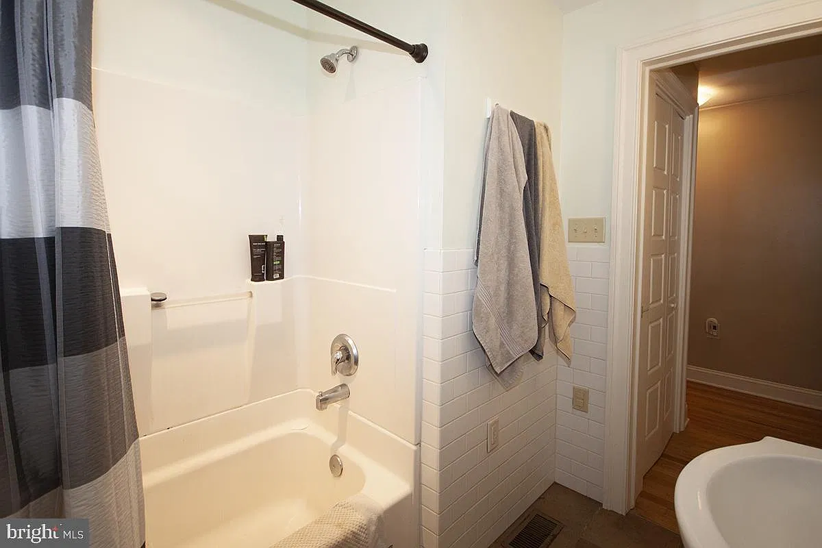 5 bed, 2.0 bath, 1104 sqft, $3,375 — Photo 4