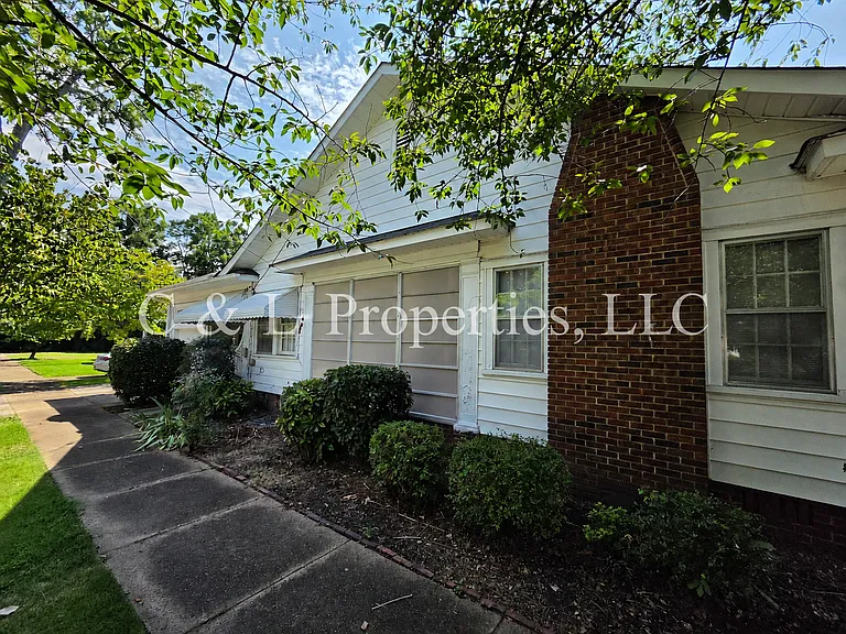 902 Walnut St — Photo 2
