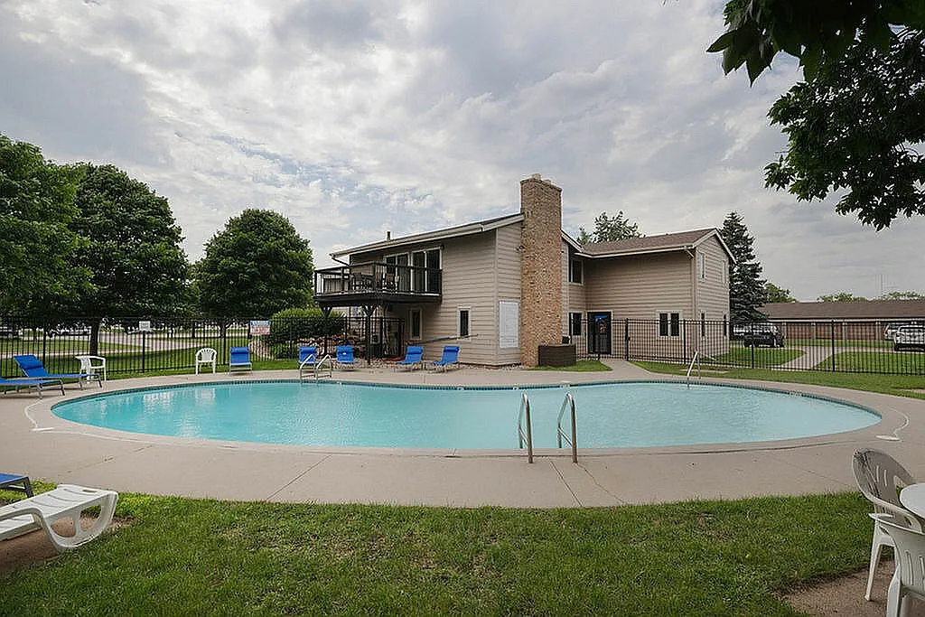 The Oaks Apartments — Photo 1