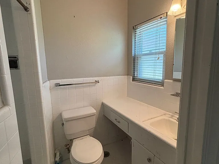 318 Sprucewood Ln — Photo 17