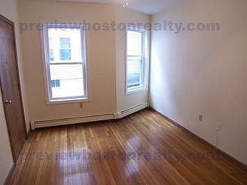 2nd image of 93 Kilsyth Rd #T1
