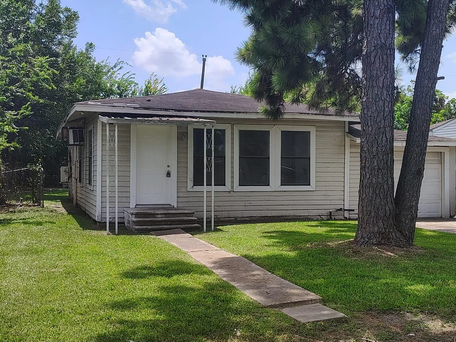 3 bed, 1.0 bath, 1058 sqft, $1,250 — Photo 2