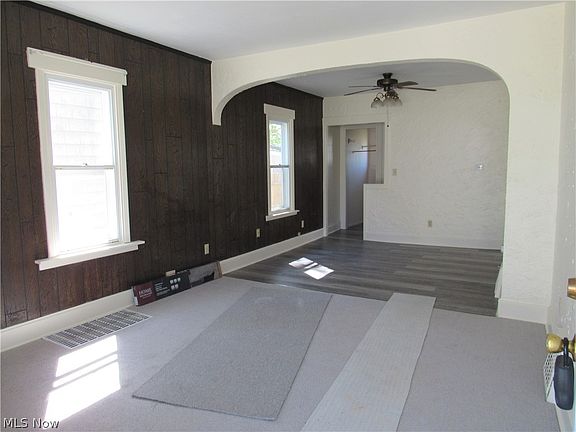 4th image of 327 W 31st St