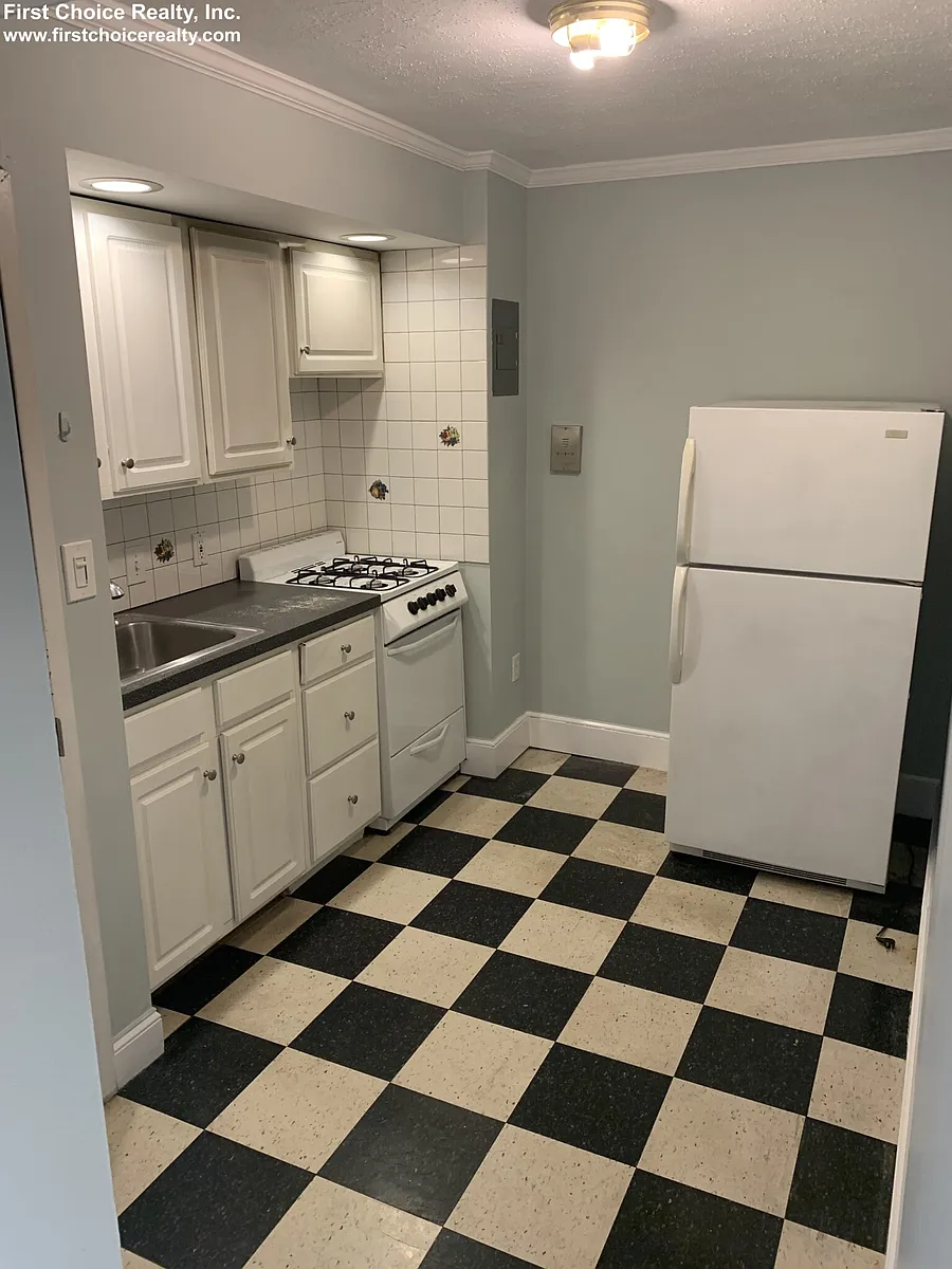 Building Photo - 98 Strathmore Rd #3B