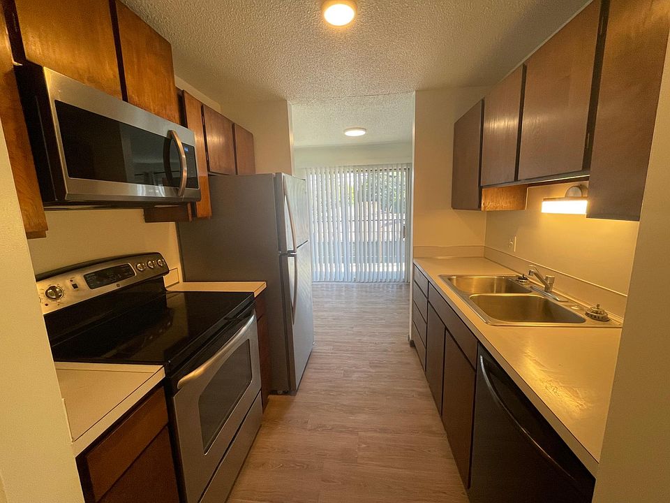nicely updated kitchen with micro, dishwasher, convection oven, stainless fridge