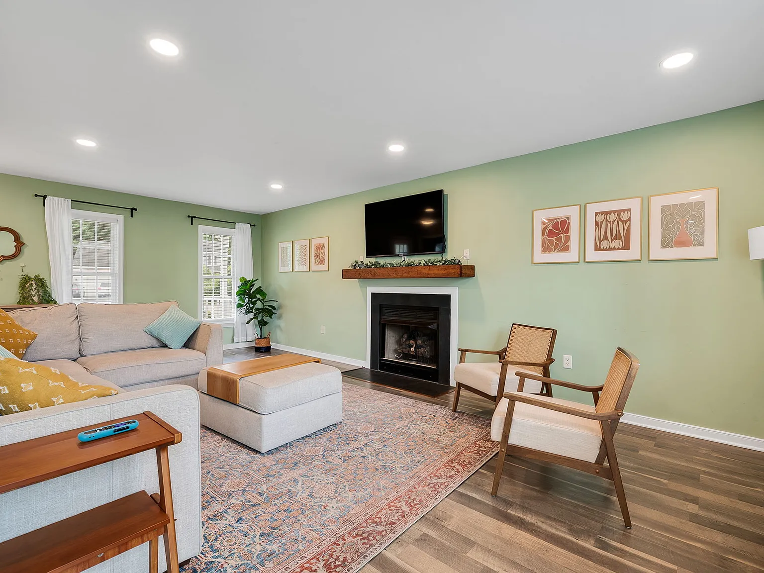 4 bed, 2.5 bath, 2040 sqft, $4,500 — Photo 2