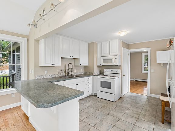 5th image of 31 Longfellow Dr